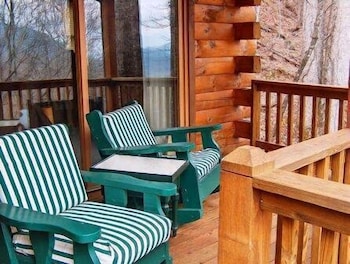 MOUNTAIN HAVEN-LOG CABIN IN MAGGIE VALLEY