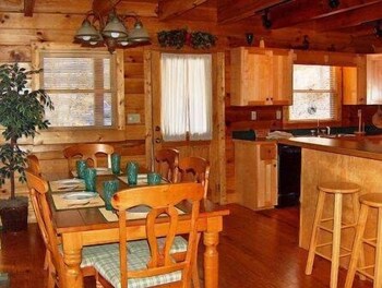 MOUNTAIN HAVEN-LOG CABIN IN MAGGIE VALLEY