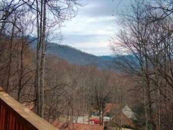 MOUNTAIN HAVEN-LOG CABIN IN MAGGIE VALLEY