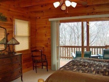 MOUNTAIN HAVEN-LOG CABIN IN MAGGIE VALLEY