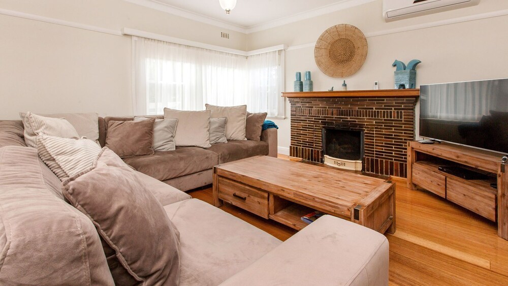 Weavers Cottage 3 Bedrooms Deals & Reviews (Melbourne, AUS) Wotif