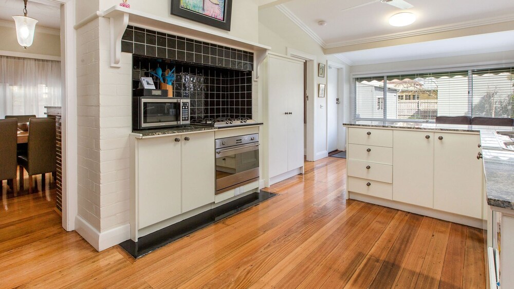 Weavers Cottage 3 Bedrooms Deals & Reviews (Melbourne, AUS) Wotif