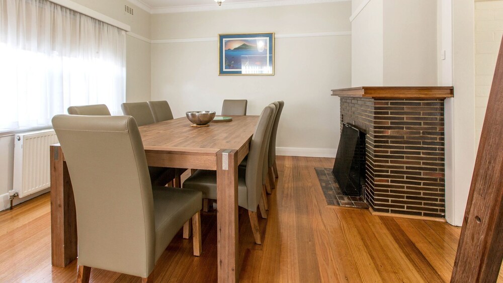 Weavers Cottage 3 Bedrooms Deals & Reviews (Melbourne, AUS) Wotif