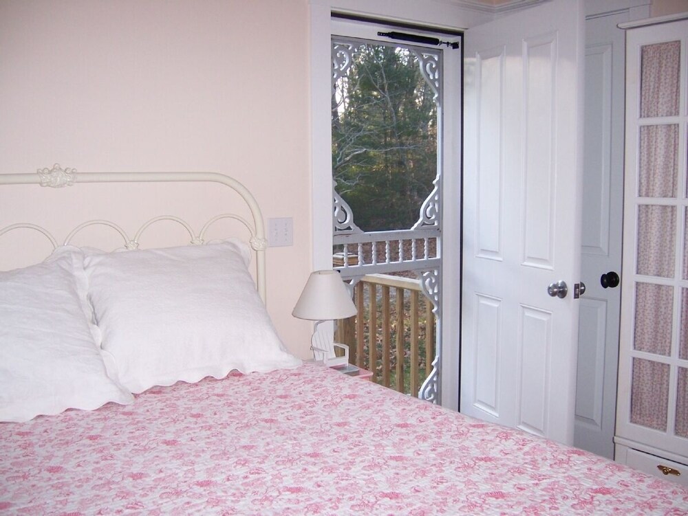 Perfect Adorable Cottage Retreat Among AwardWinning Gardens