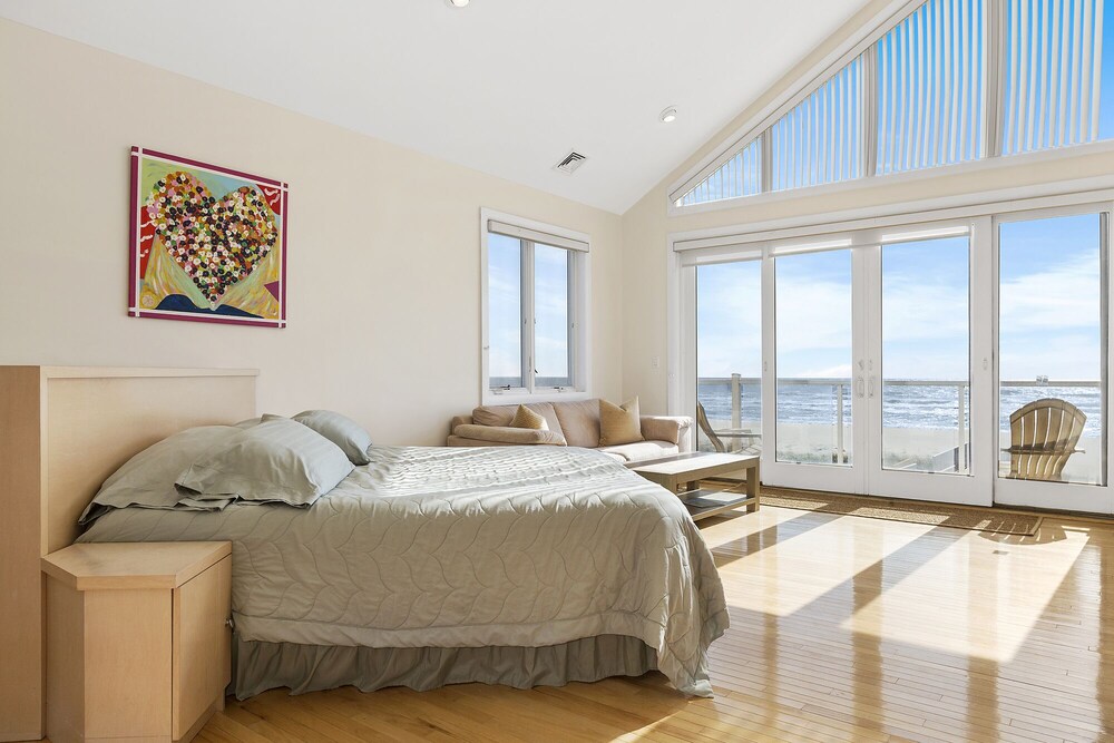 LUXURY OCEANFRONT HOUSE! POOL HOT TUB FACING THE OCEANCALL FOR LAST