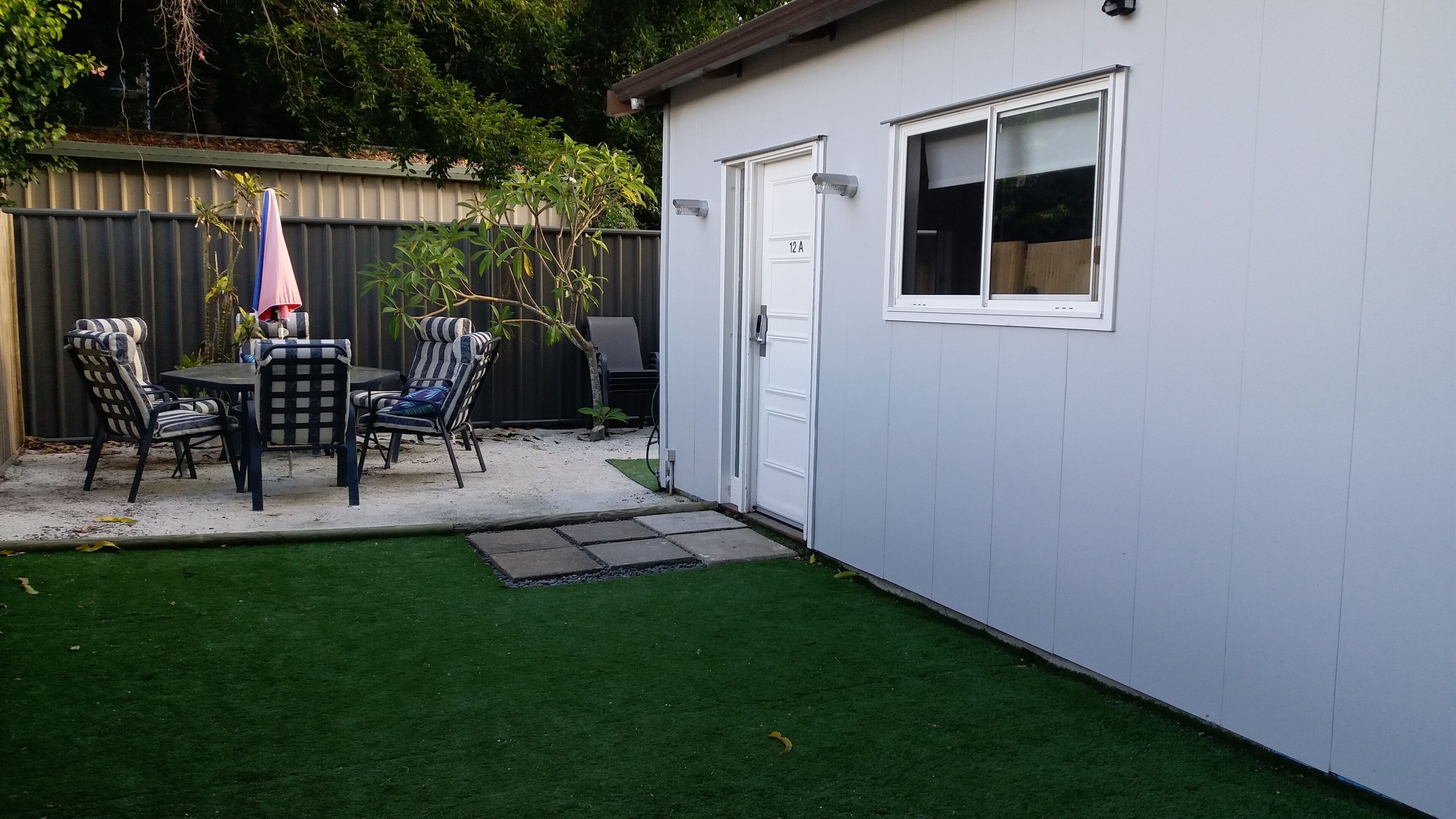 The Coast Shack - Steps to Broadwater,beach,cafes, Unlimited Wifi, Air Con