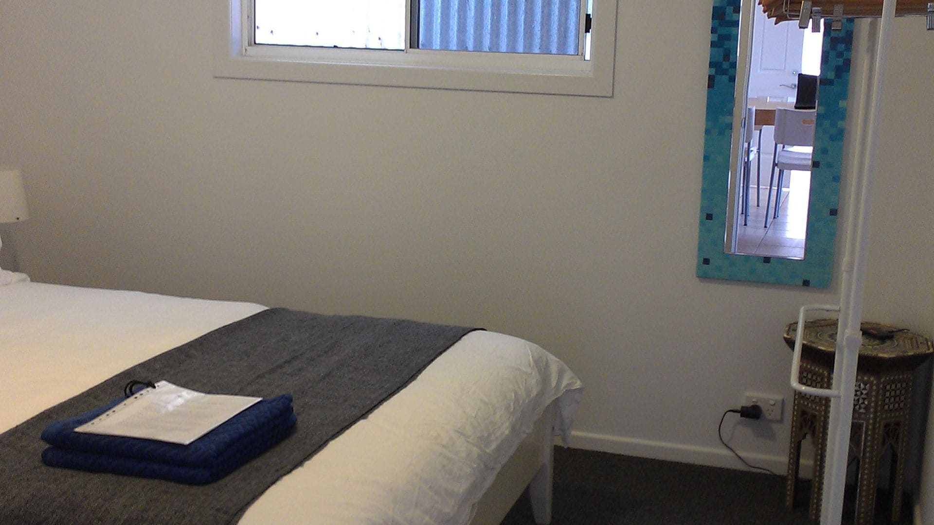 The Coast Shack - Steps to Broadwater,beach,cafes, Unlimited Wifi, Air Con