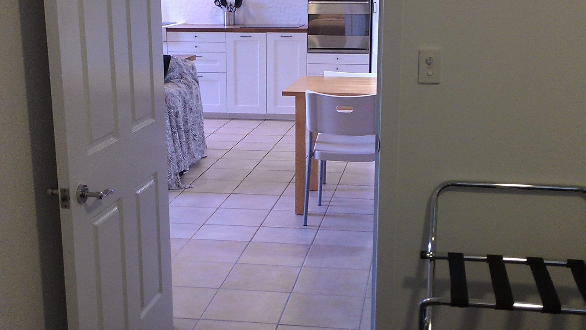 The Coast Shack - Steps to Broadwater,beach,cafes, Unlimited Wifi, Air Con