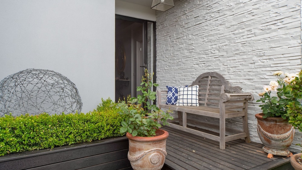 Gulls Way - Personal Space Within Contemporary Surroundings