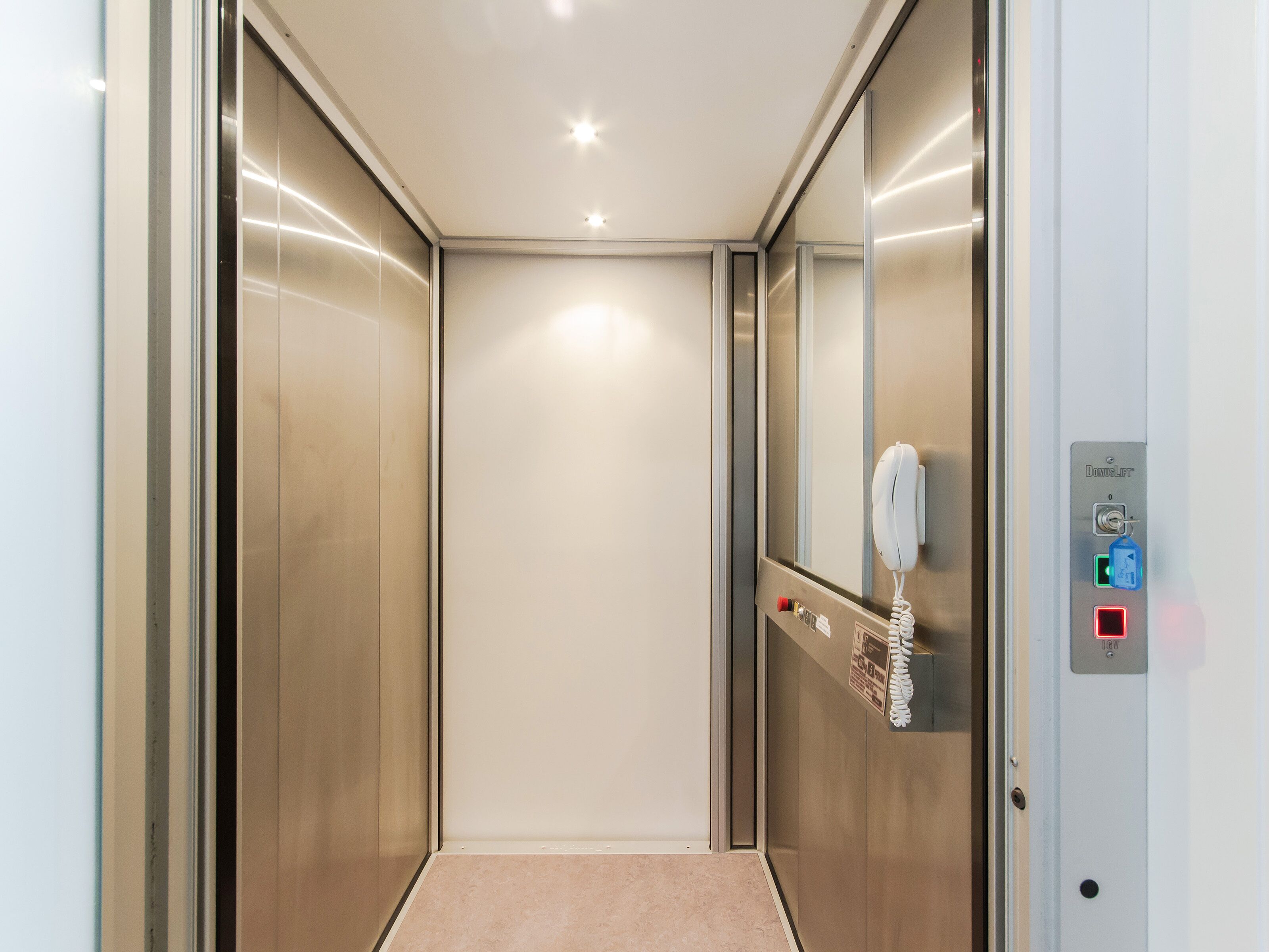 VOGUE HOLIDAY HOMES - TALLEBUDGERA BEACH HOUSE  (HEATED POOL)