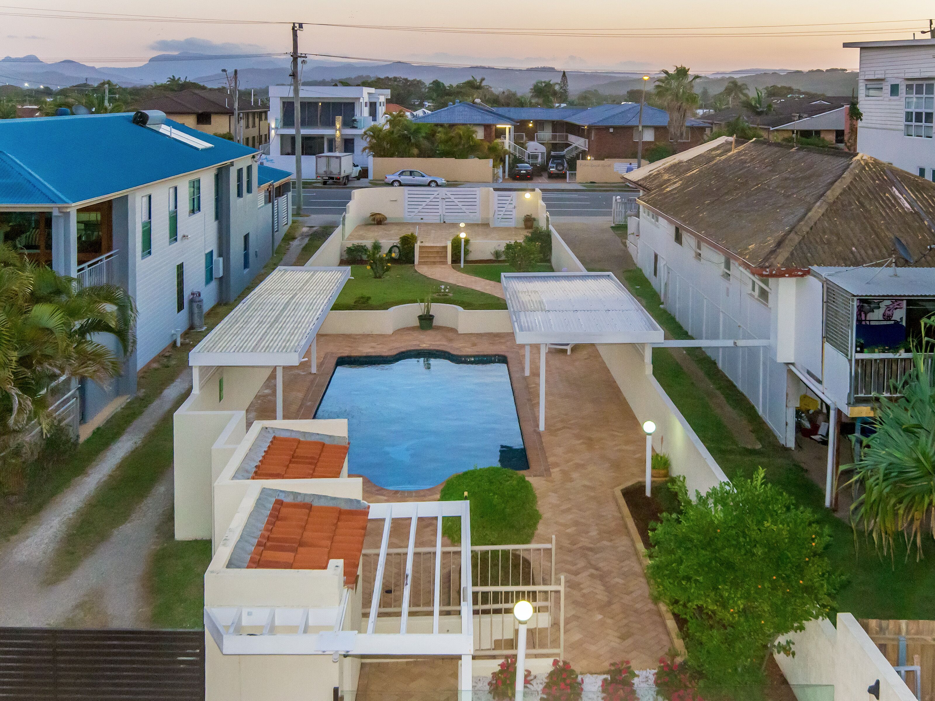 VOGUE HOLIDAY HOMES - TALLEBUDGERA BEACH HOUSE  (HEATED POOL)