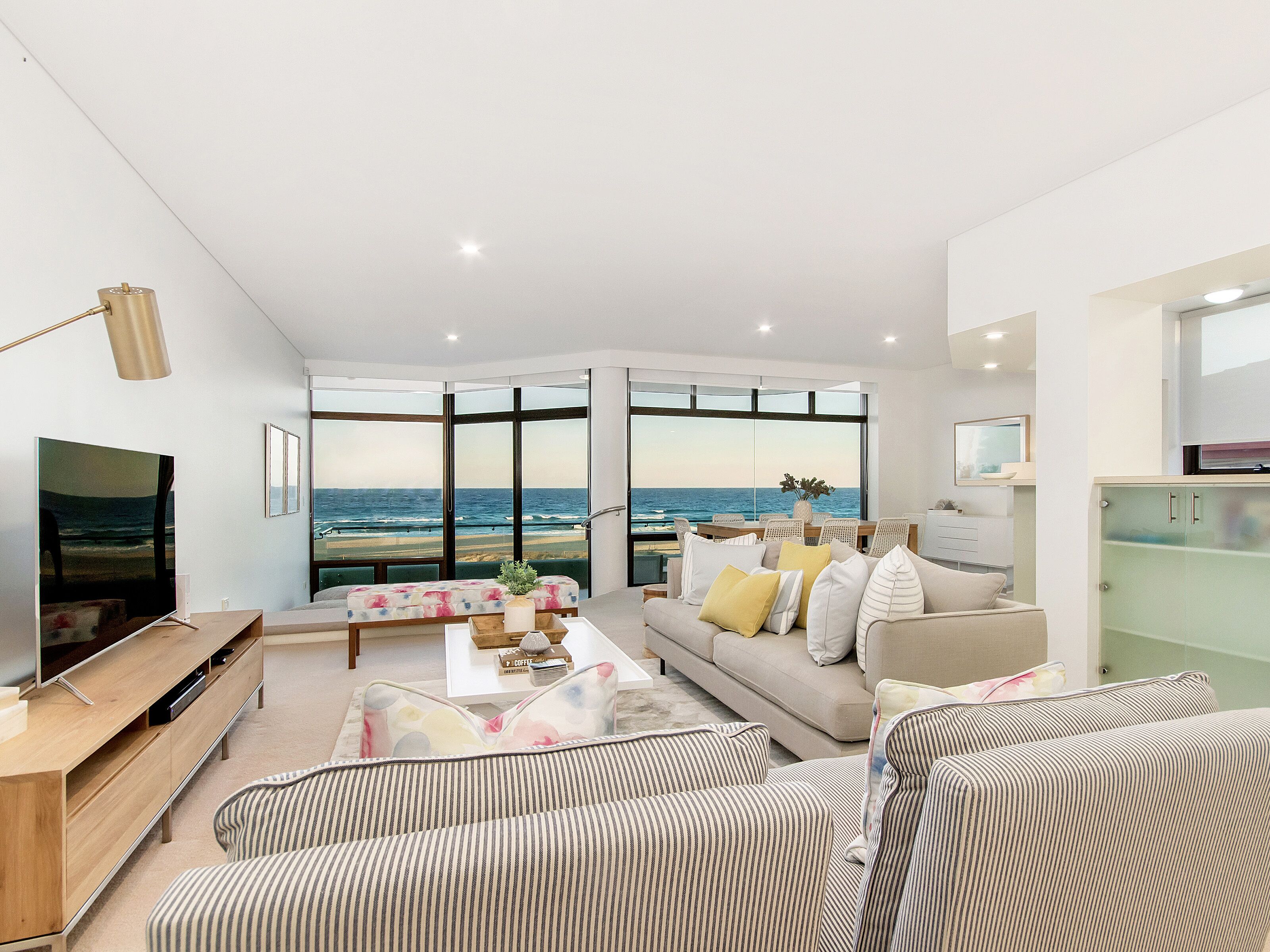 VOGUE HOLIDAY HOMES - TALLEBUDGERA BEACH HOUSE  (HEATED POOL)