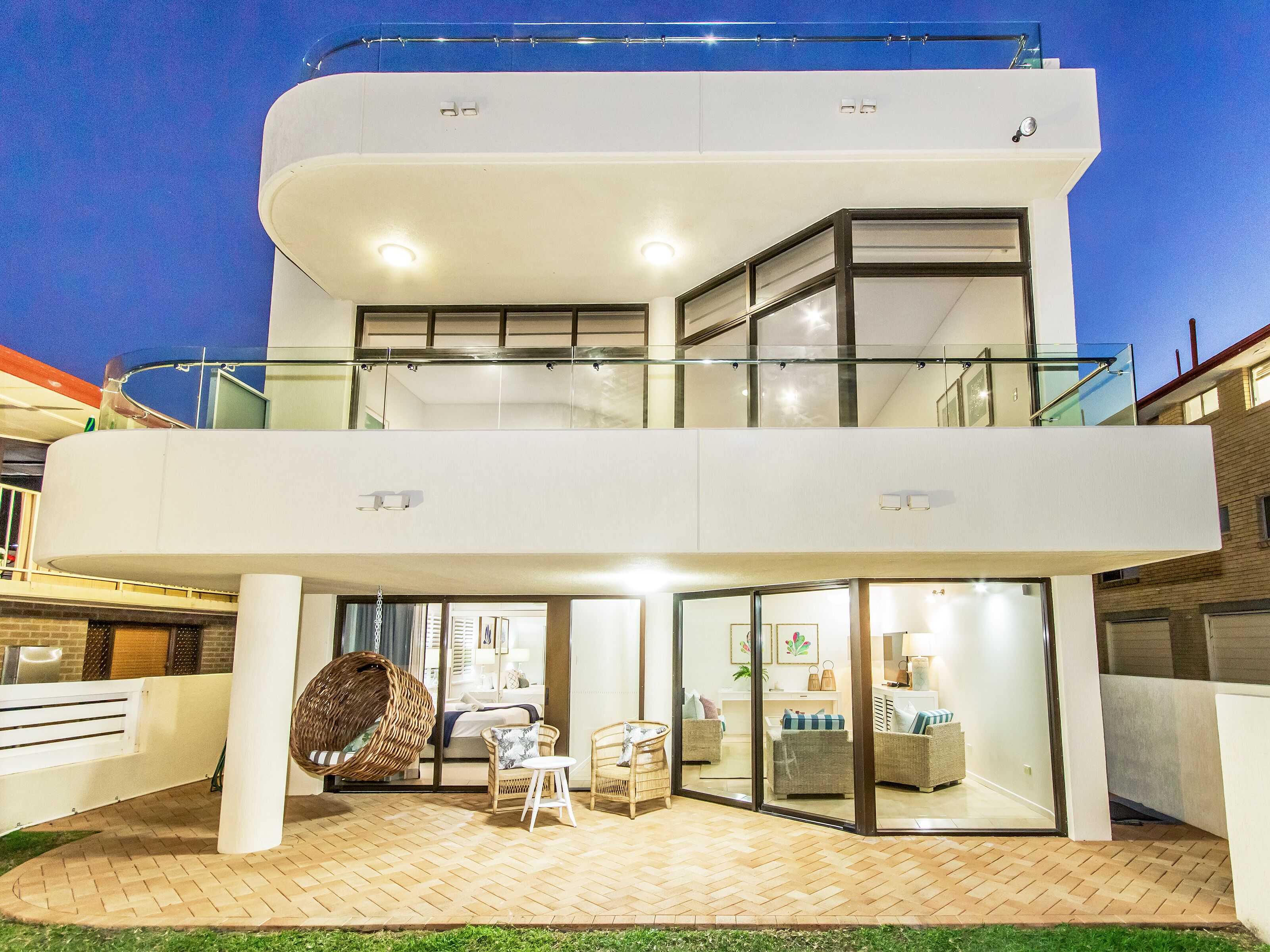 VOGUE HOLIDAY HOMES - TALLEBUDGERA BEACH HOUSE  (HEATED POOL)