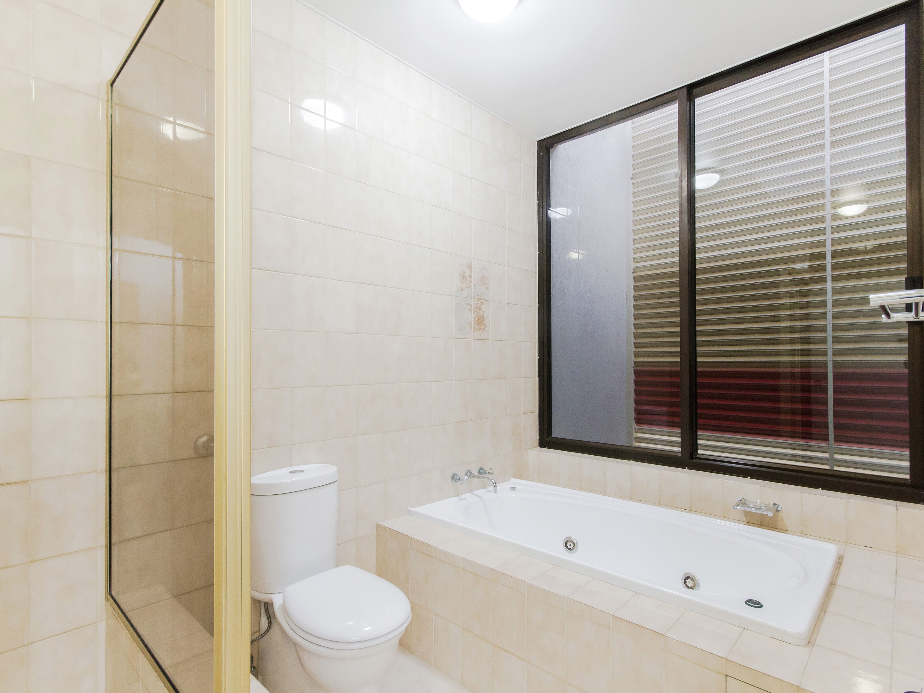 VOGUE HOLIDAY HOMES - TALLEBUDGERA BEACH HOUSE  (HEATED POOL)