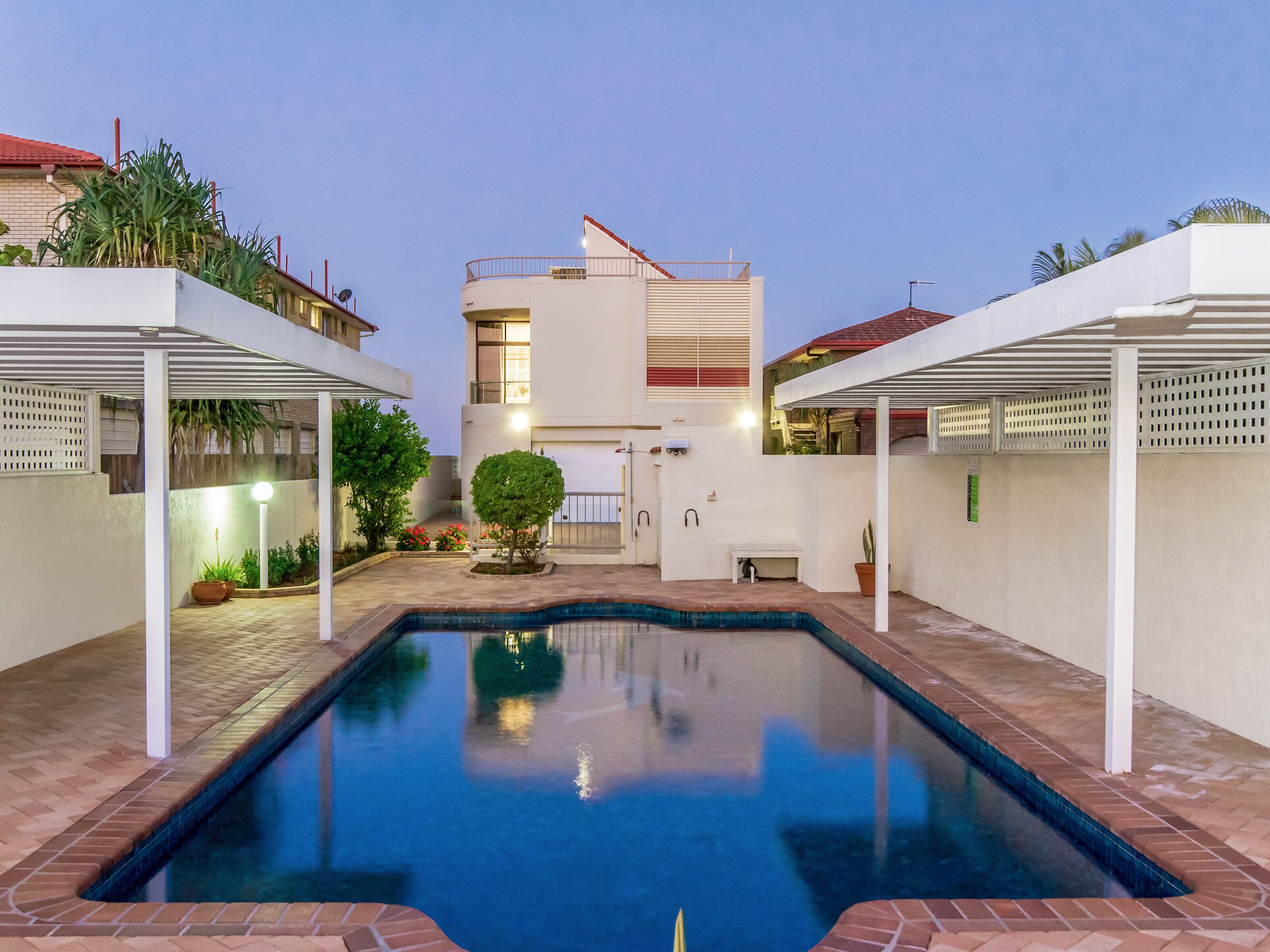 VOGUE HOLIDAY HOMES - TALLEBUDGERA BEACH HOUSE  (HEATED POOL)