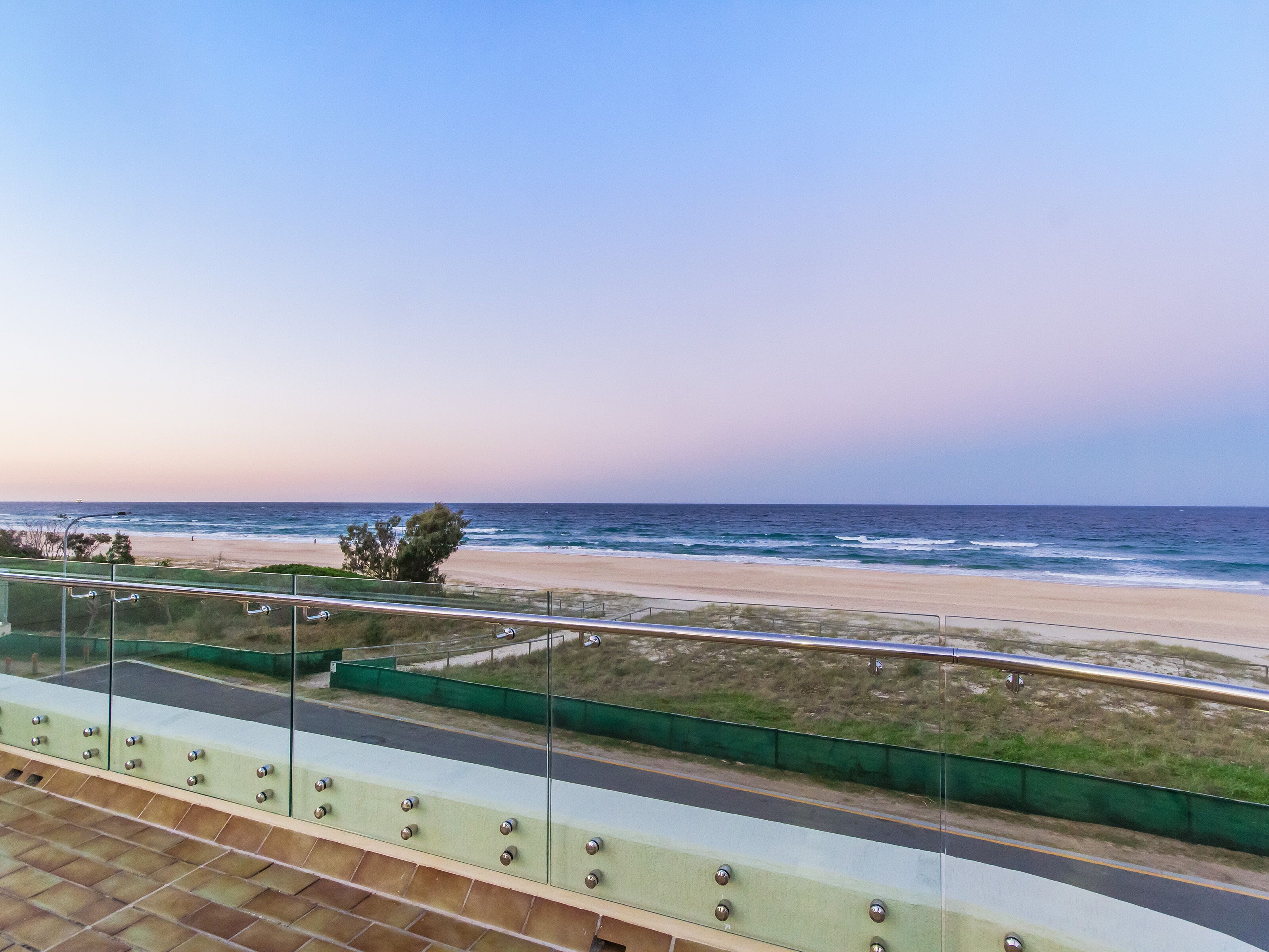 VOGUE HOLIDAY HOMES - TALLEBUDGERA BEACH HOUSE  (HEATED POOL)