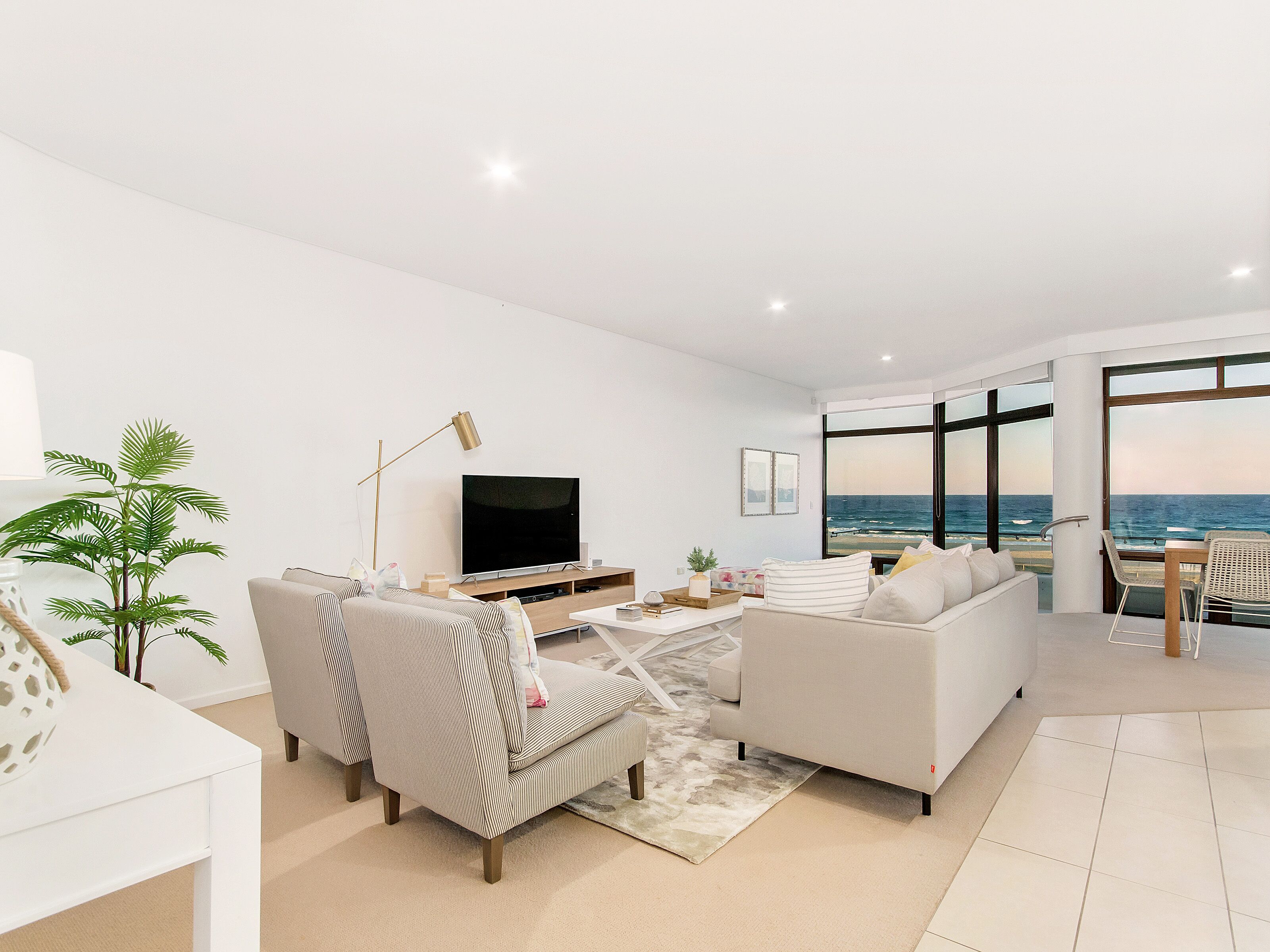 VOGUE HOLIDAY HOMES - TALLEBUDGERA BEACH HOUSE  (HEATED POOL)