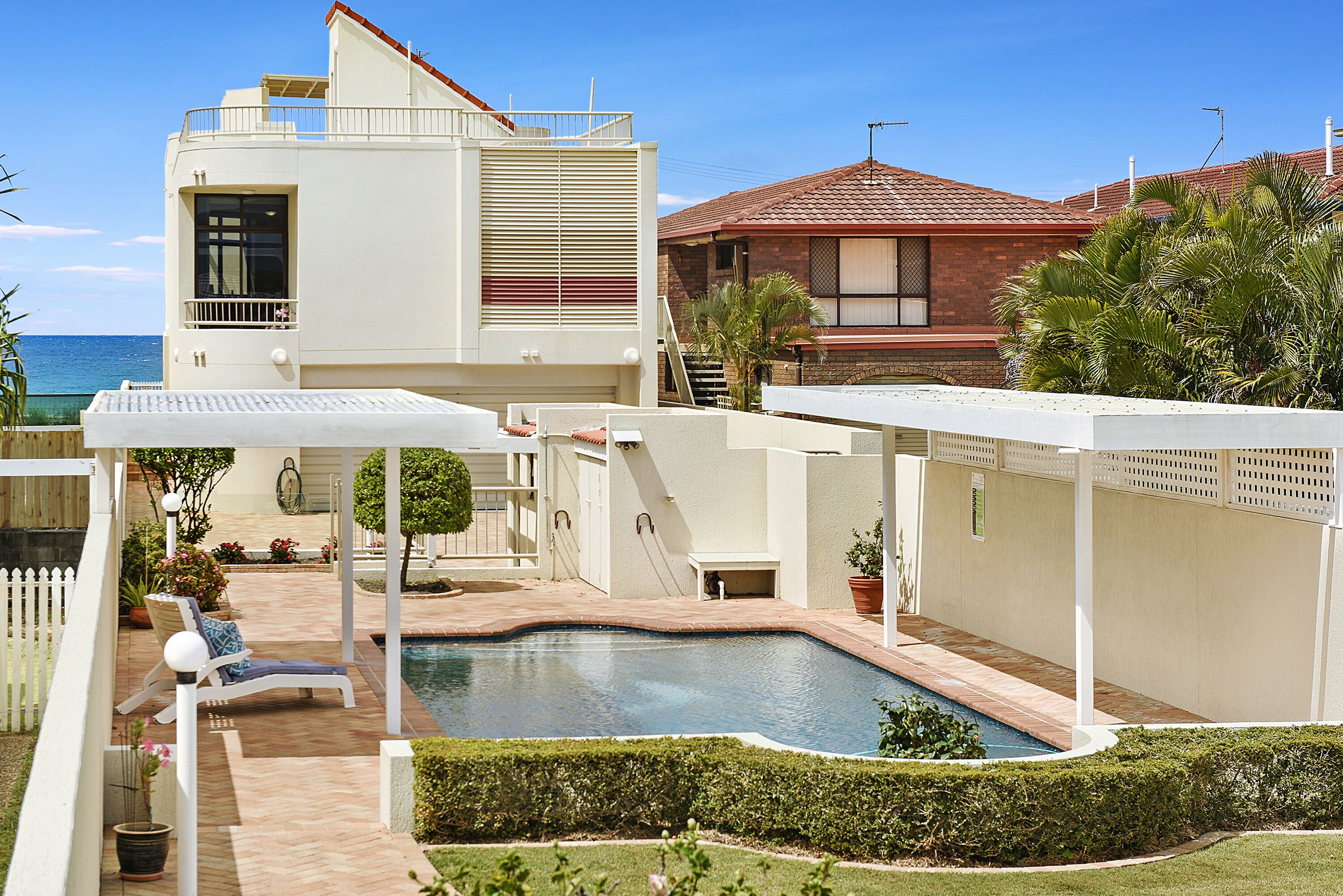 VOGUE HOLIDAY HOMES - TALLEBUDGERA BEACH HOUSE  (HEATED POOL)