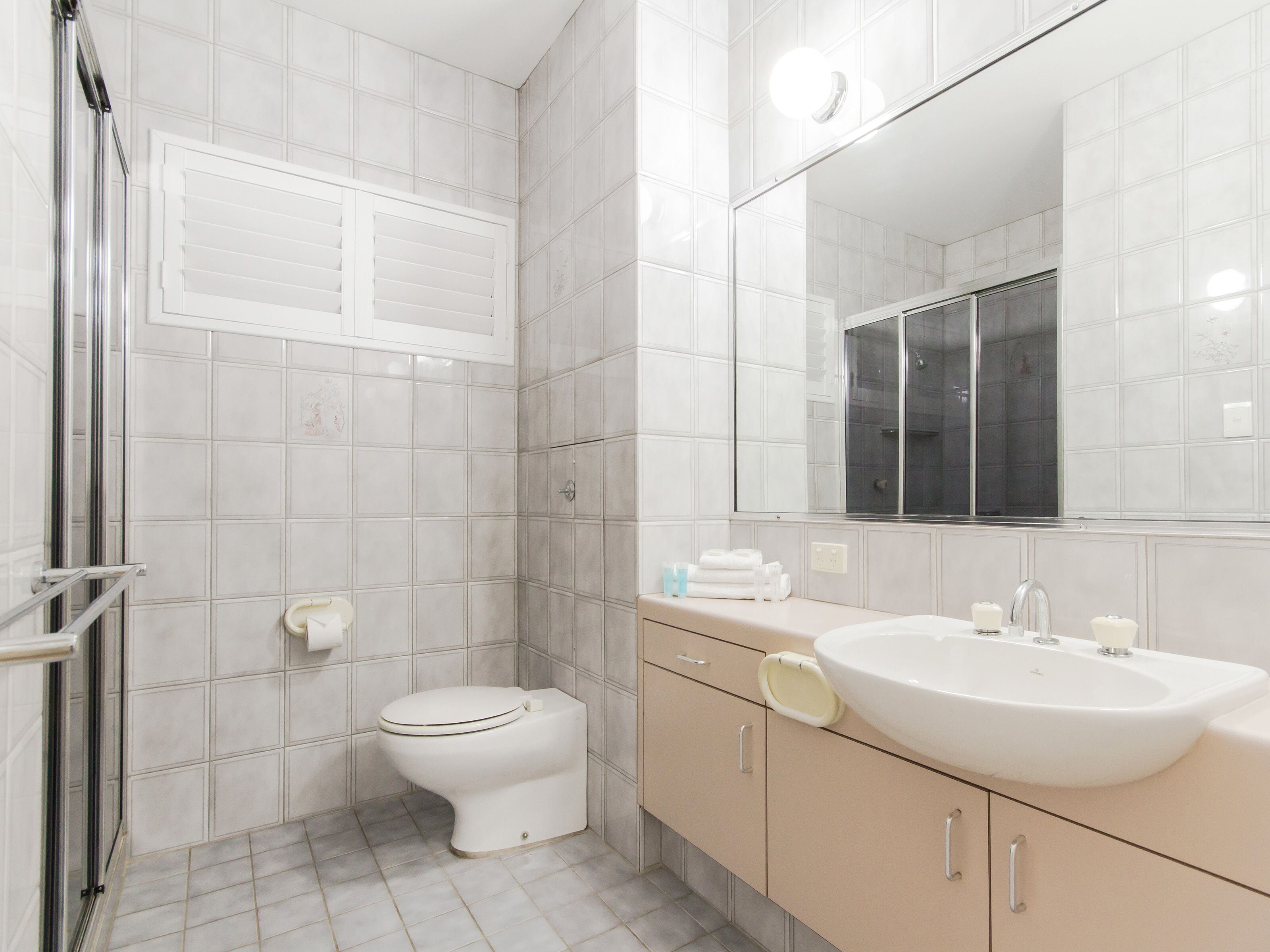 VOGUE HOLIDAY HOMES - TALLEBUDGERA BEACH HOUSE  (HEATED POOL)