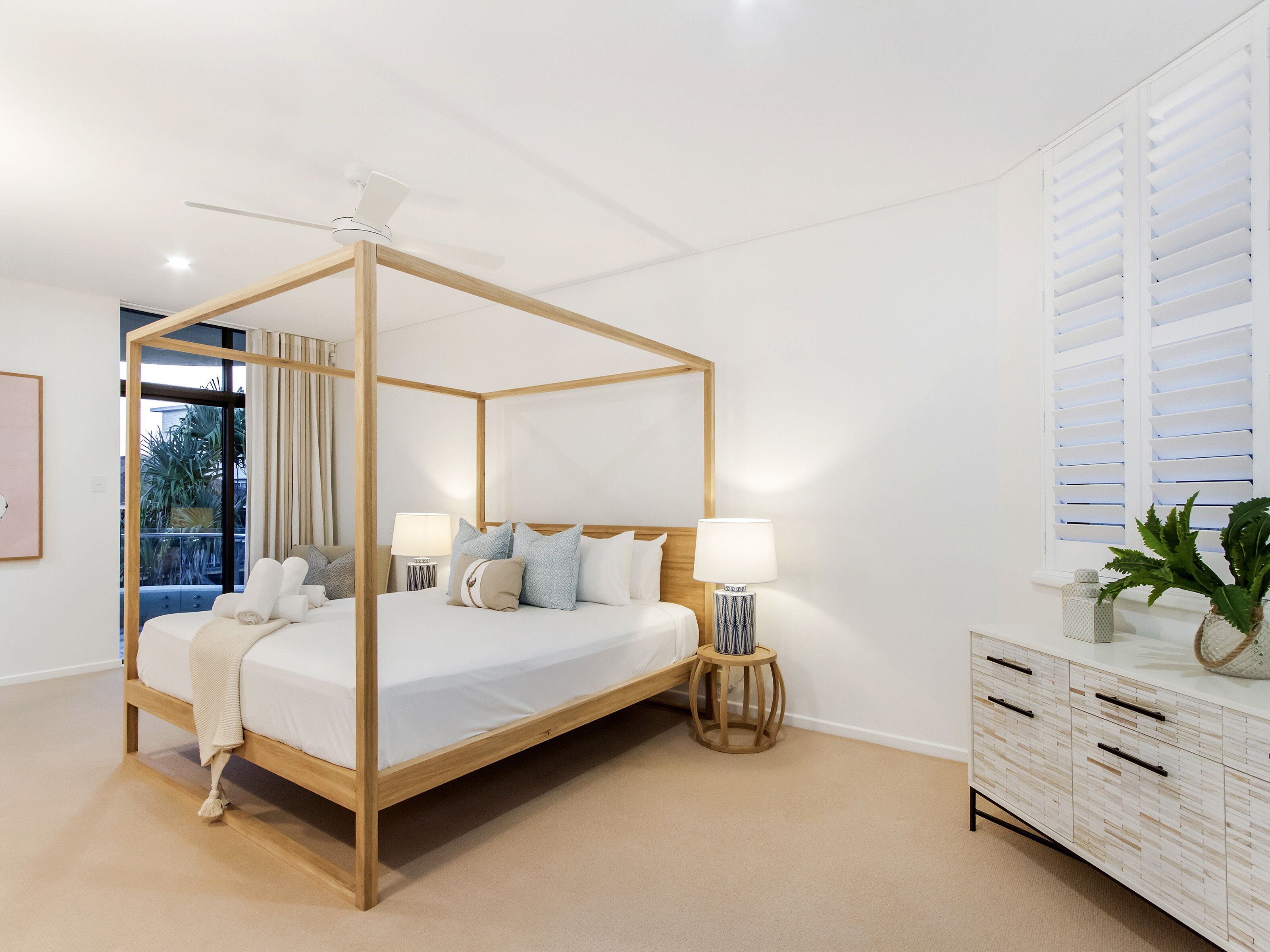 VOGUE HOLIDAY HOMES - TALLEBUDGERA BEACH HOUSE  (HEATED POOL)