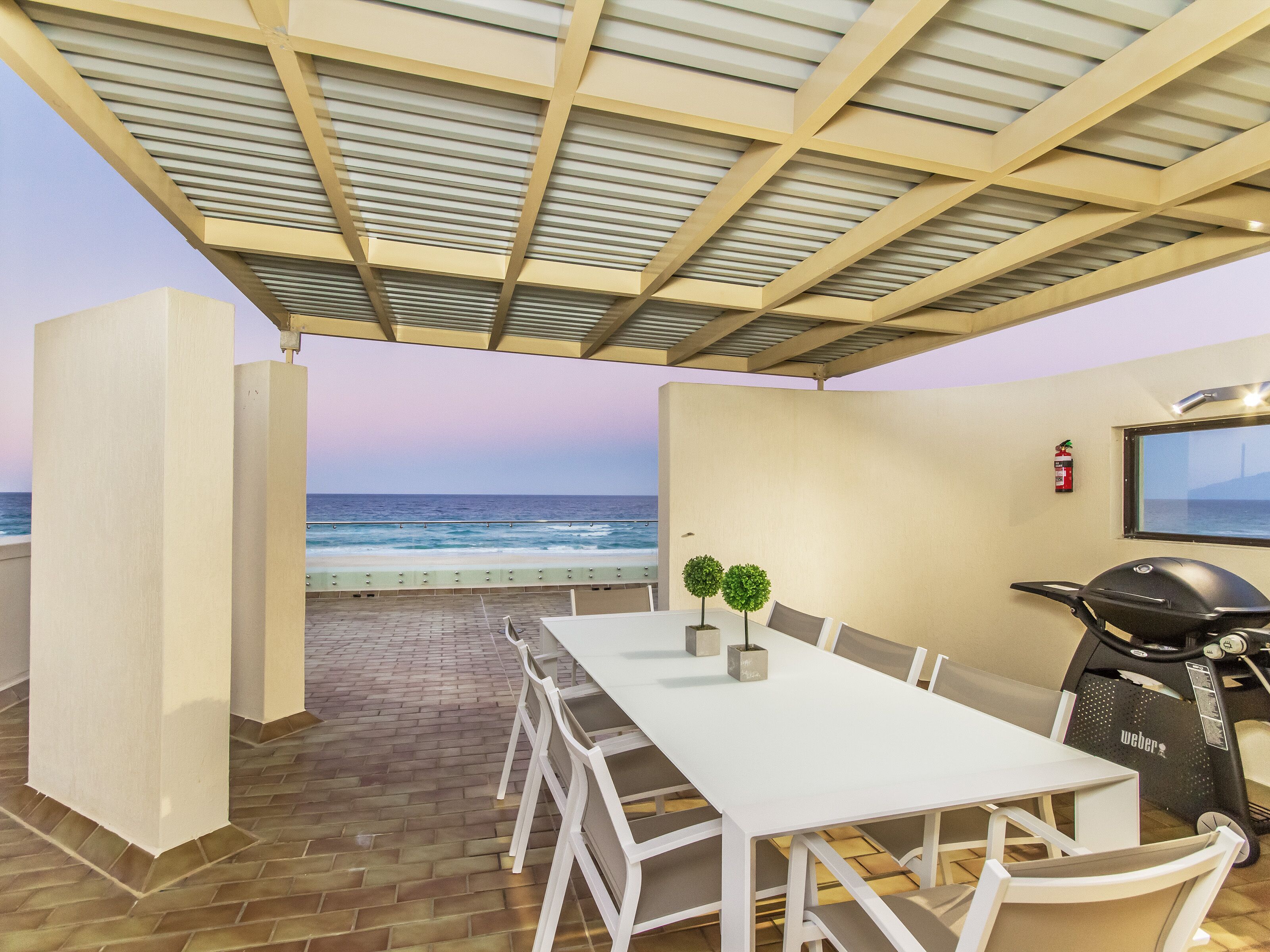 VOGUE HOLIDAY HOMES - TALLEBUDGERA BEACH HOUSE  (HEATED POOL)