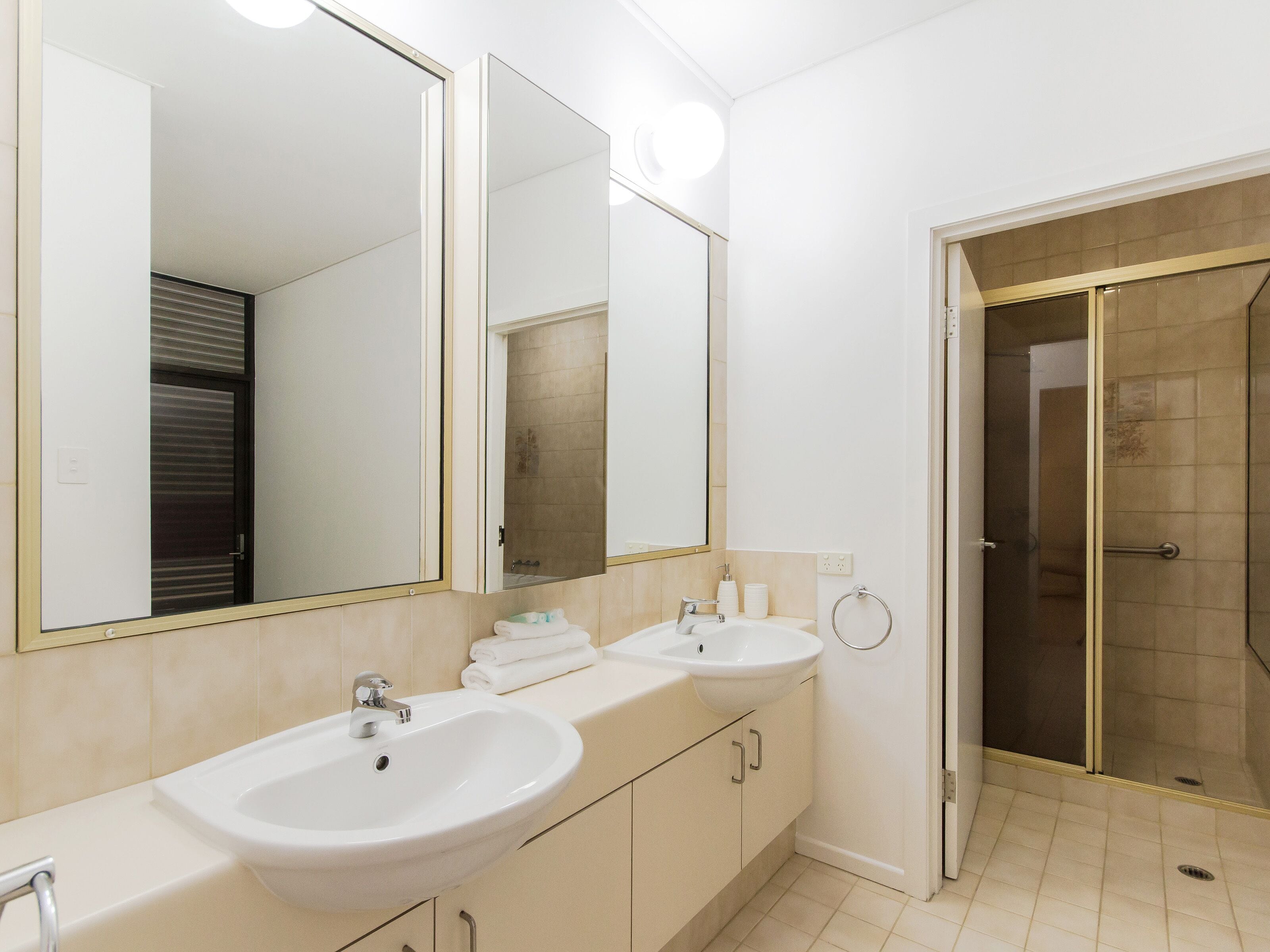 VOGUE HOLIDAY HOMES - TALLEBUDGERA BEACH HOUSE  (HEATED POOL)