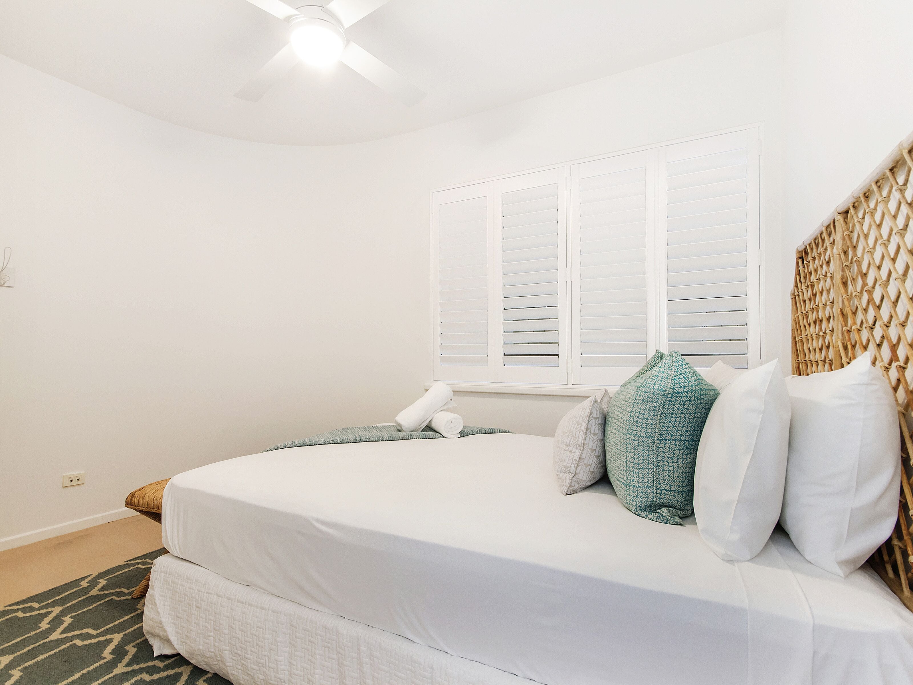 VOGUE HOLIDAY HOMES - TALLEBUDGERA BEACH HOUSE  (HEATED POOL)