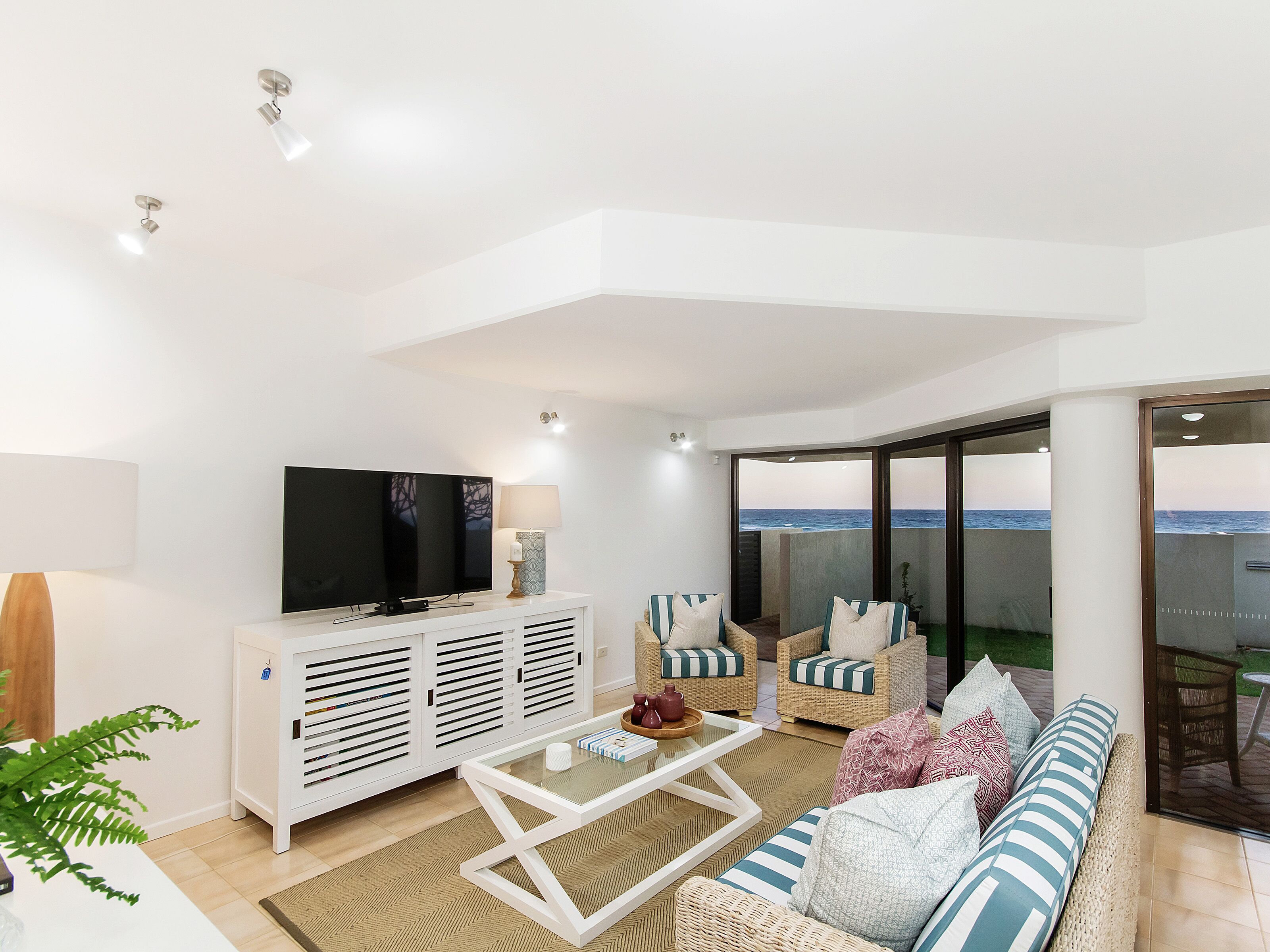 VOGUE HOLIDAY HOMES - TALLEBUDGERA BEACH HOUSE  (HEATED POOL)