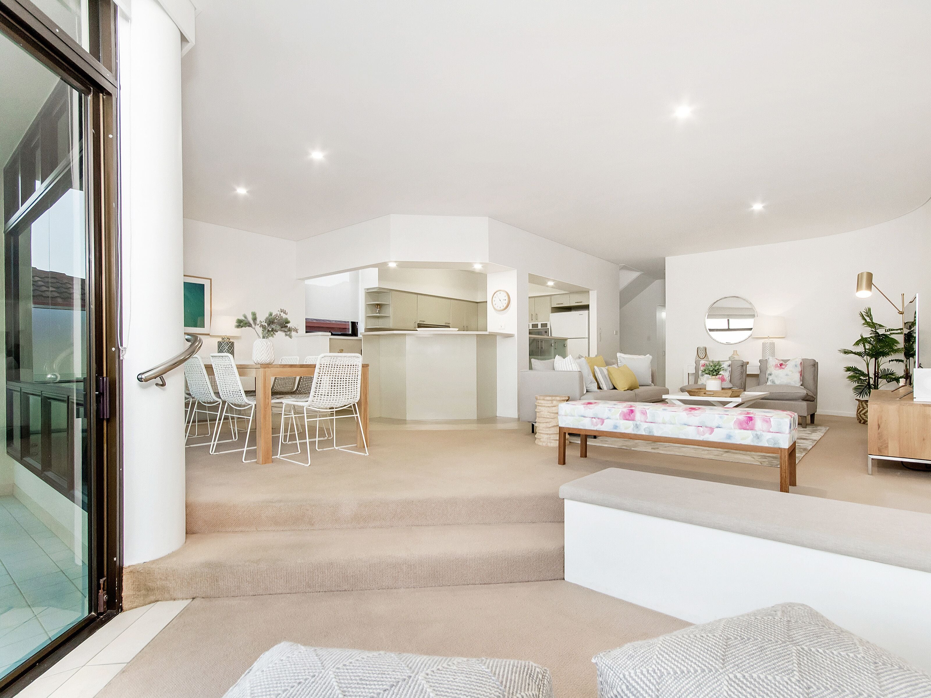 VOGUE HOLIDAY HOMES - TALLEBUDGERA BEACH HOUSE  (HEATED POOL)