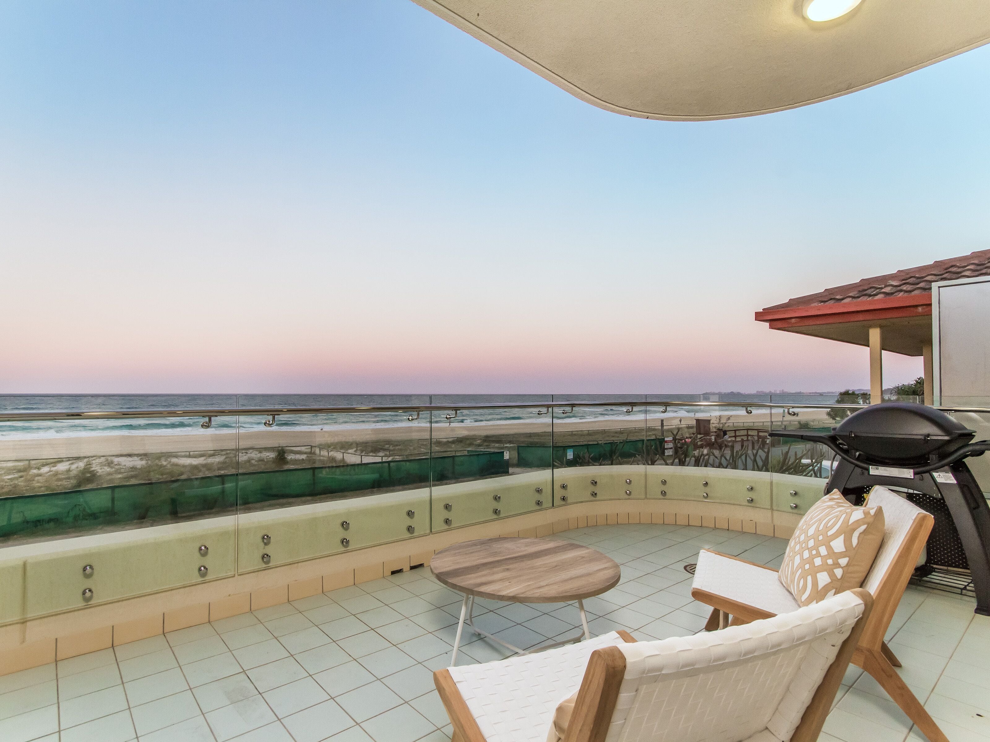 VOGUE HOLIDAY HOMES - TALLEBUDGERA BEACH HOUSE  (HEATED POOL)