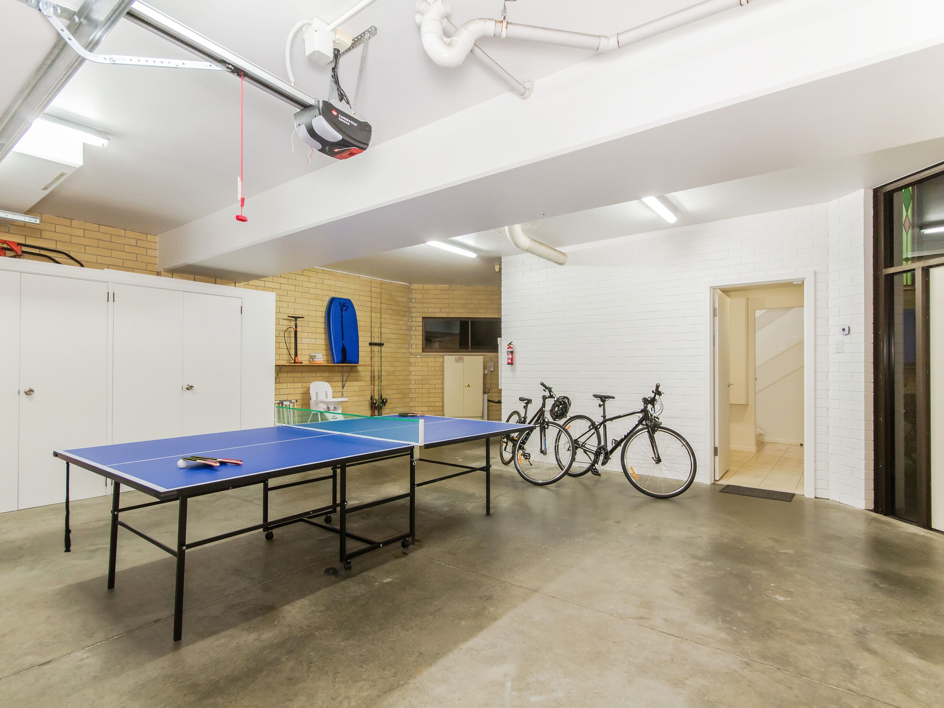 VOGUE HOLIDAY HOMES - TALLEBUDGERA BEACH HOUSE  (HEATED POOL)