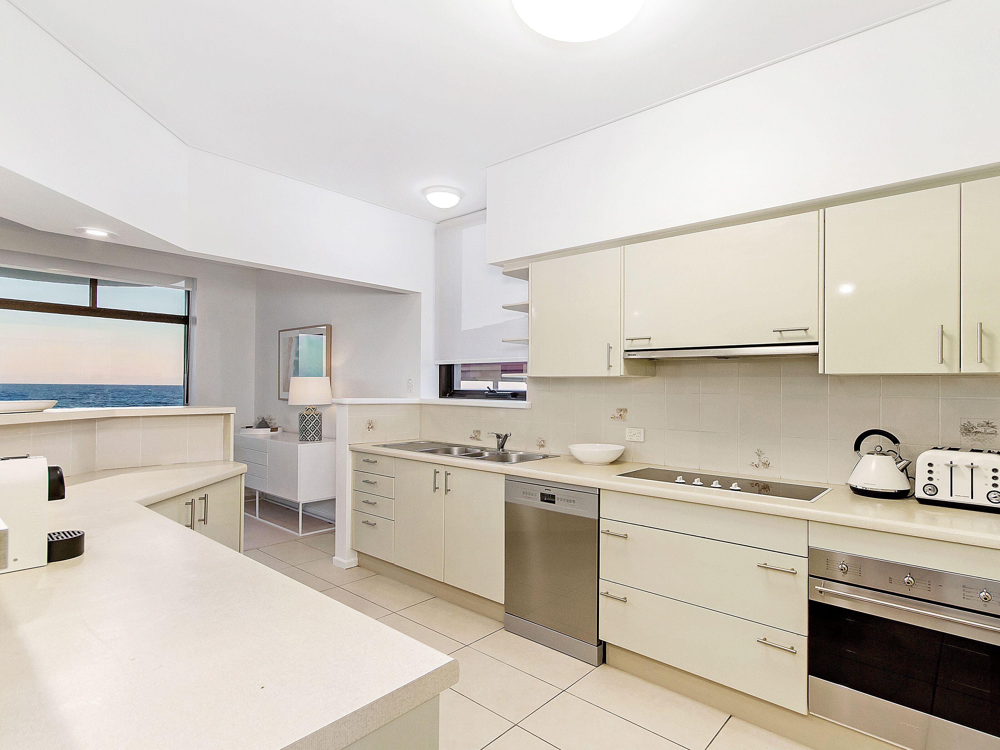 VOGUE HOLIDAY HOMES - TALLEBUDGERA BEACH HOUSE  (HEATED POOL)