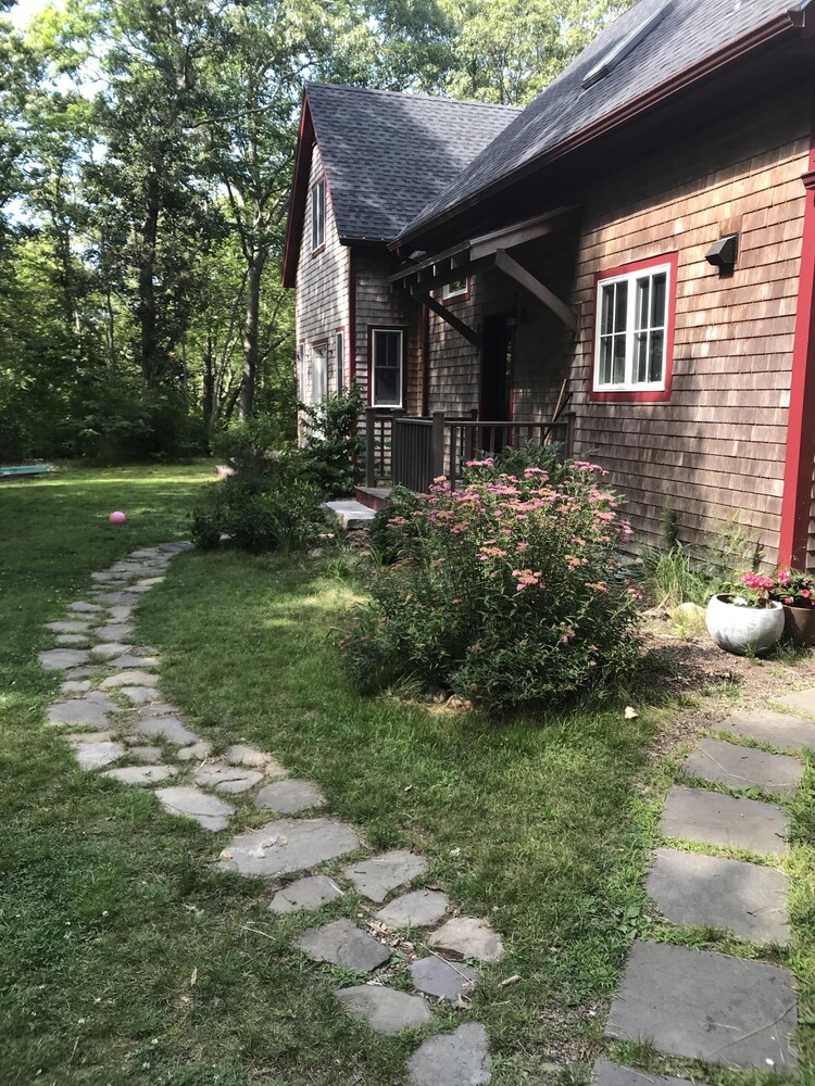 Beautiful, serene main house and carriage house walk to beach and ponds