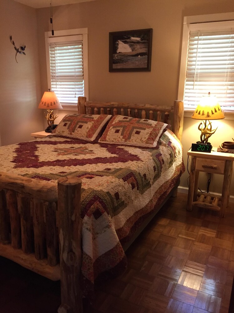 Come relax at Duck Pond Mountain Retreat w/stream & pond on 9 acres