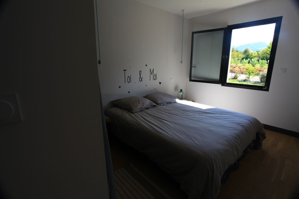 Airconditioned single storey villa with secure pool for 11 people