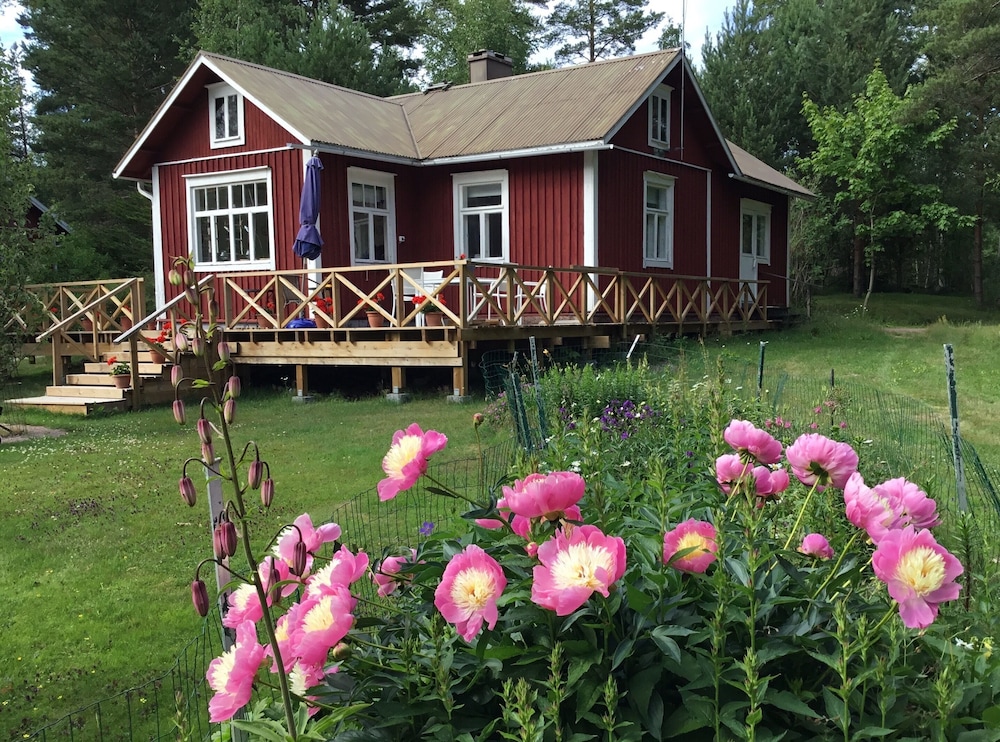 Primary image, Cozy traditional cottage for 2 on the sea shore! Sauna|hot tub|fishing pier|boat