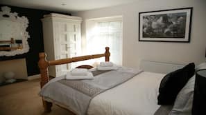 2 bedrooms, iron/ironing board, WiFi, linens