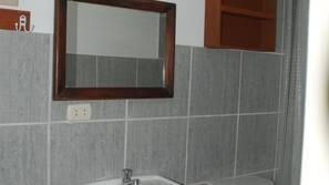 Douche, douche à « effet pluie », articles de toilette gratuits