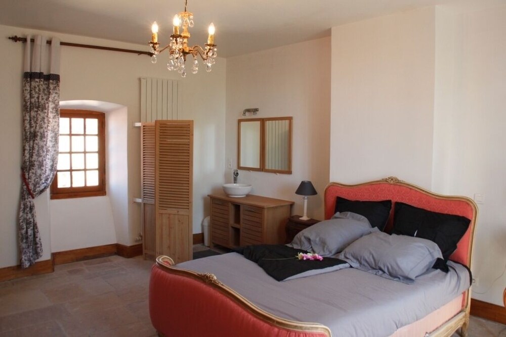 Character cottage in the heart of Rougiers de Camarès Montégut Vrbo