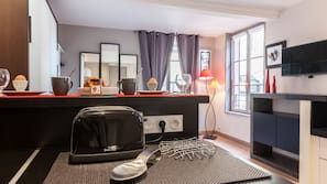 Réfrigérateur, micro-ondes, four, fourneau de cuisine