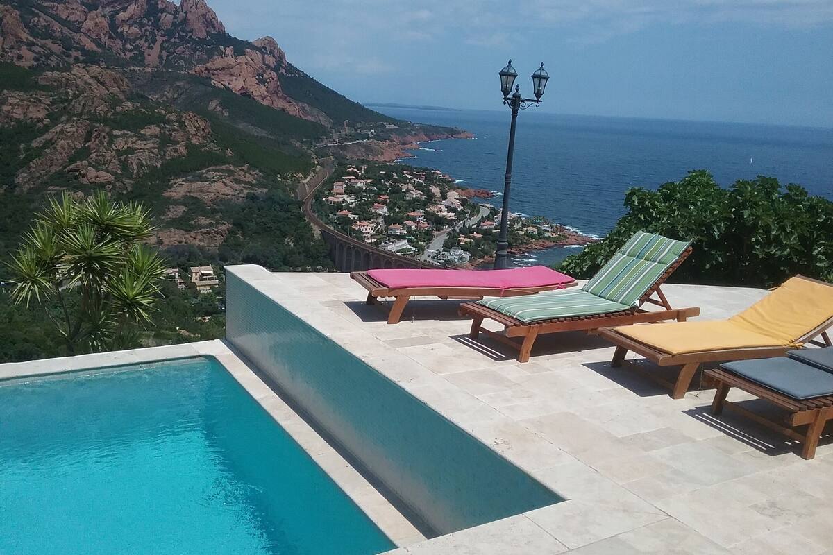 Facing The Large Blue And Massive Esterel Antheor City Of Saint Raphael Saint Raphael Fra Expedia Fr