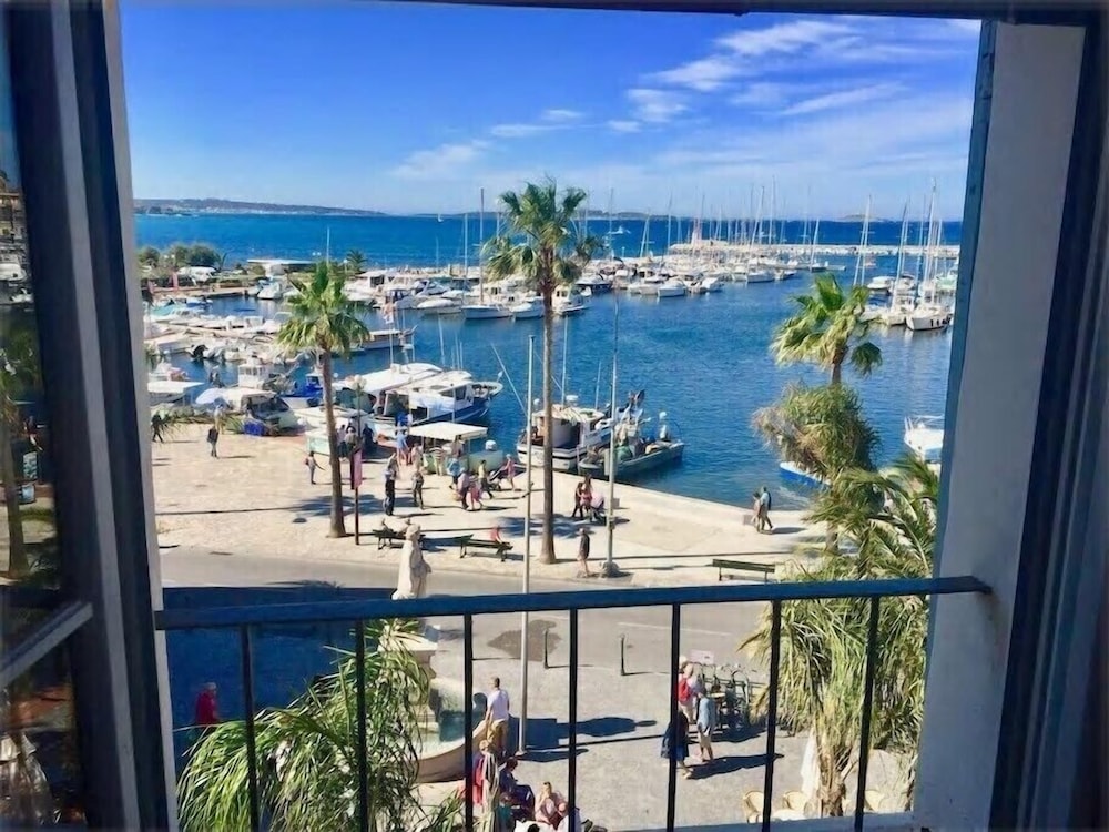 Charming Apartment Right On The Sanary Harbour Sea View