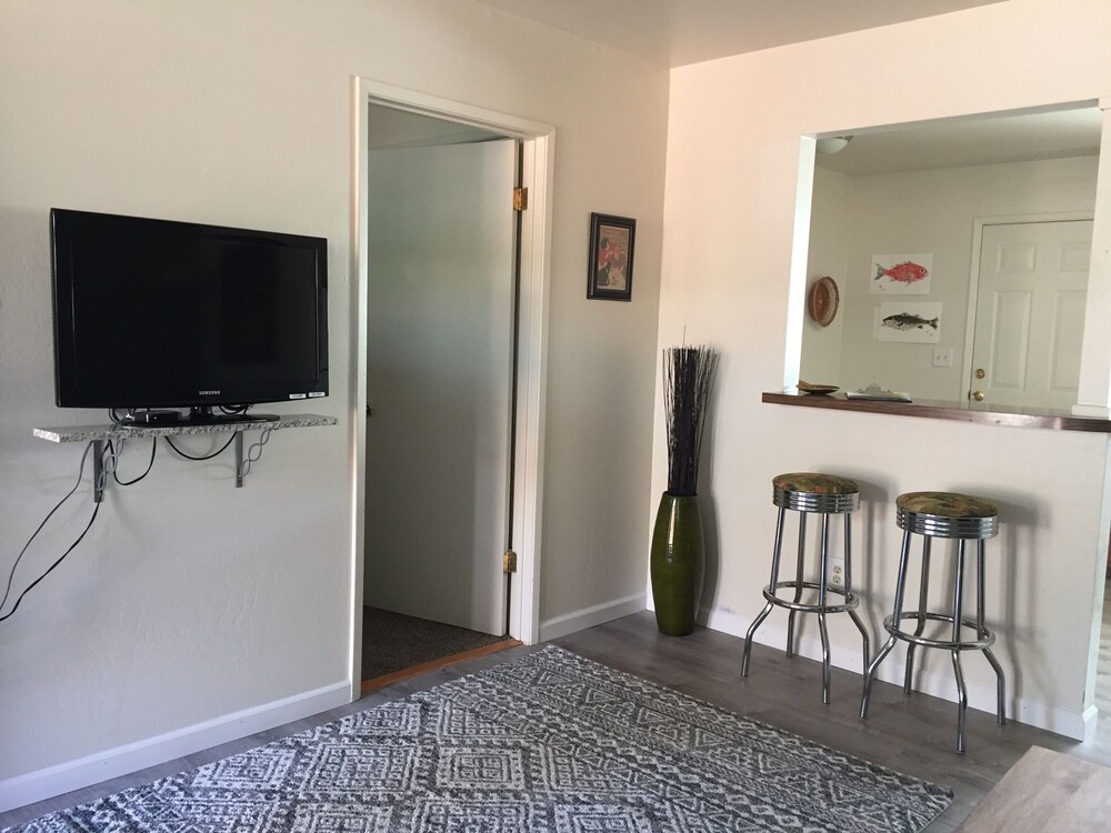 Ideal Location! Downtown Apartment, Close to Wilderness Trails w
