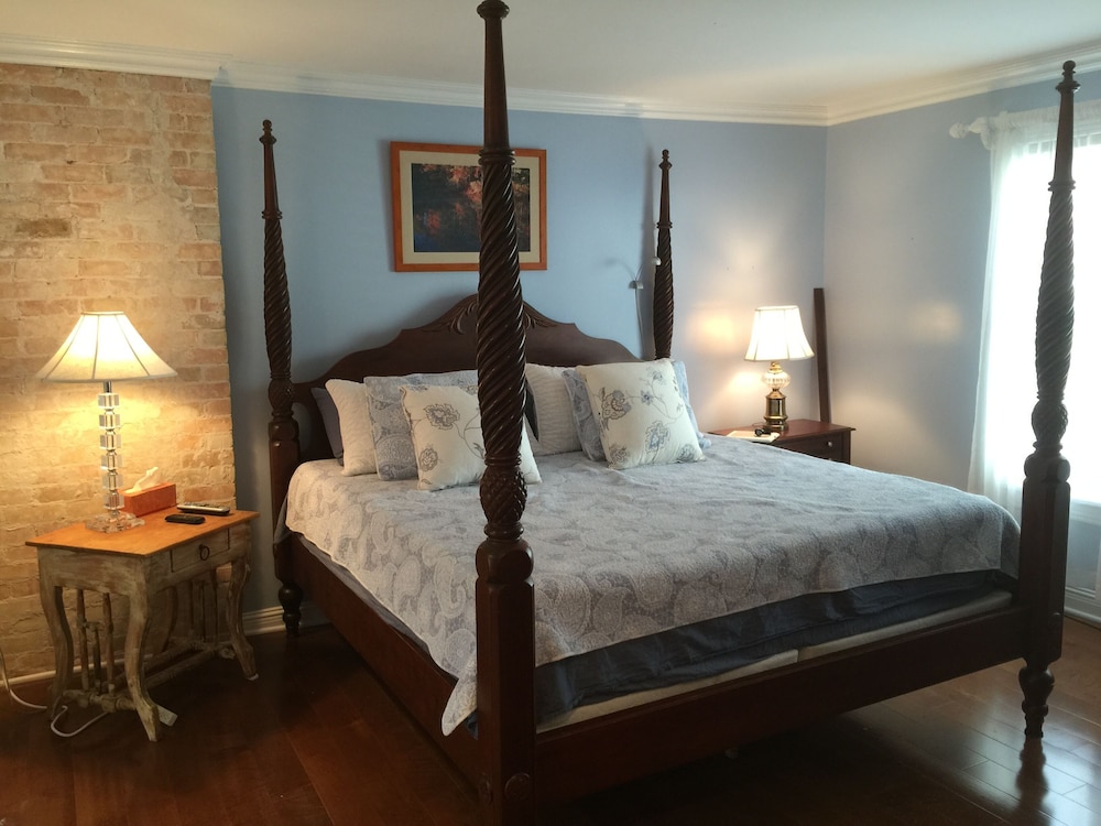 Steps To The Beach & 2 Blocks To Downtown Frankfort Sleeps 1011