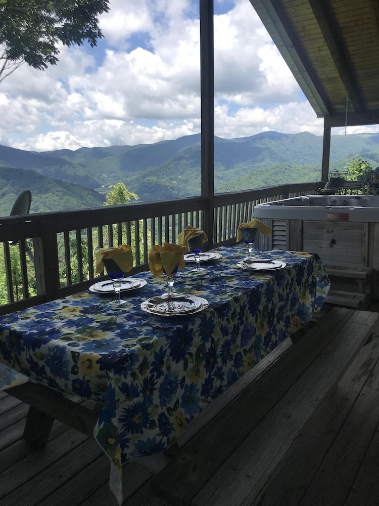 MASTERS VIEW- 3BR,2 BA PICTURESQUE VIEW OF THE SMOKEY MOUNTAINS FROM THE HOT TUB