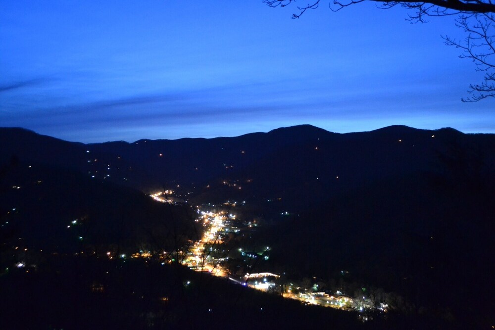 MASTERS VIEW- 3BR,2 BA PICTURESQUE VIEW OF THE SMOKEY MOUNTAINS FROM THE HOT TUB