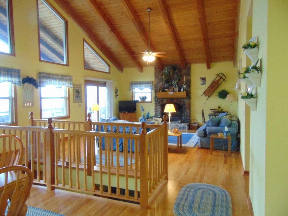 MASTERS VIEW- 3BR,2 BA PICTURESQUE VIEW OF THE SMOKEY MOUNTAINS FROM THE HOT TUB