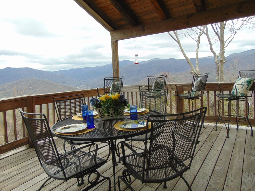 MASTERS VIEW- 3BR,2 BA PICTURESQUE VIEW OF THE SMOKEY MOUNTAINS FROM THE HOT TUB