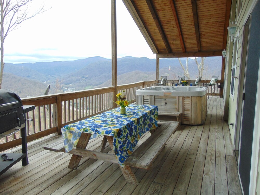 MASTERS VIEW- 3BR,2 BA PICTURESQUE VIEW OF THE SMOKEY MOUNTAINS FROM THE HOT TUB