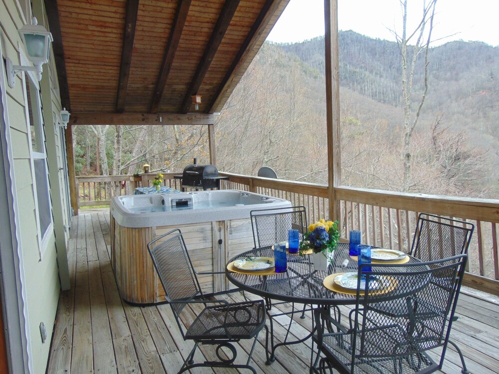 MASTERS VIEW- 3BR,2 BA PICTURESQUE VIEW OF THE SMOKEY MOUNTAINS FROM THE HOT TUB